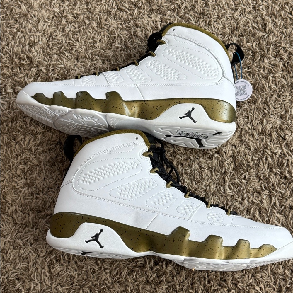 JORDAN RETRO 9 STATUE size 14 NWOB